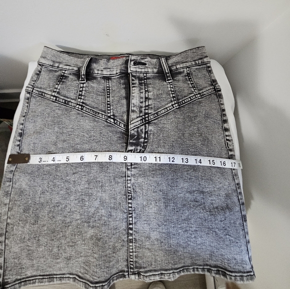 Guess Stoned Wash Jean skirt - Picture 5 of 7